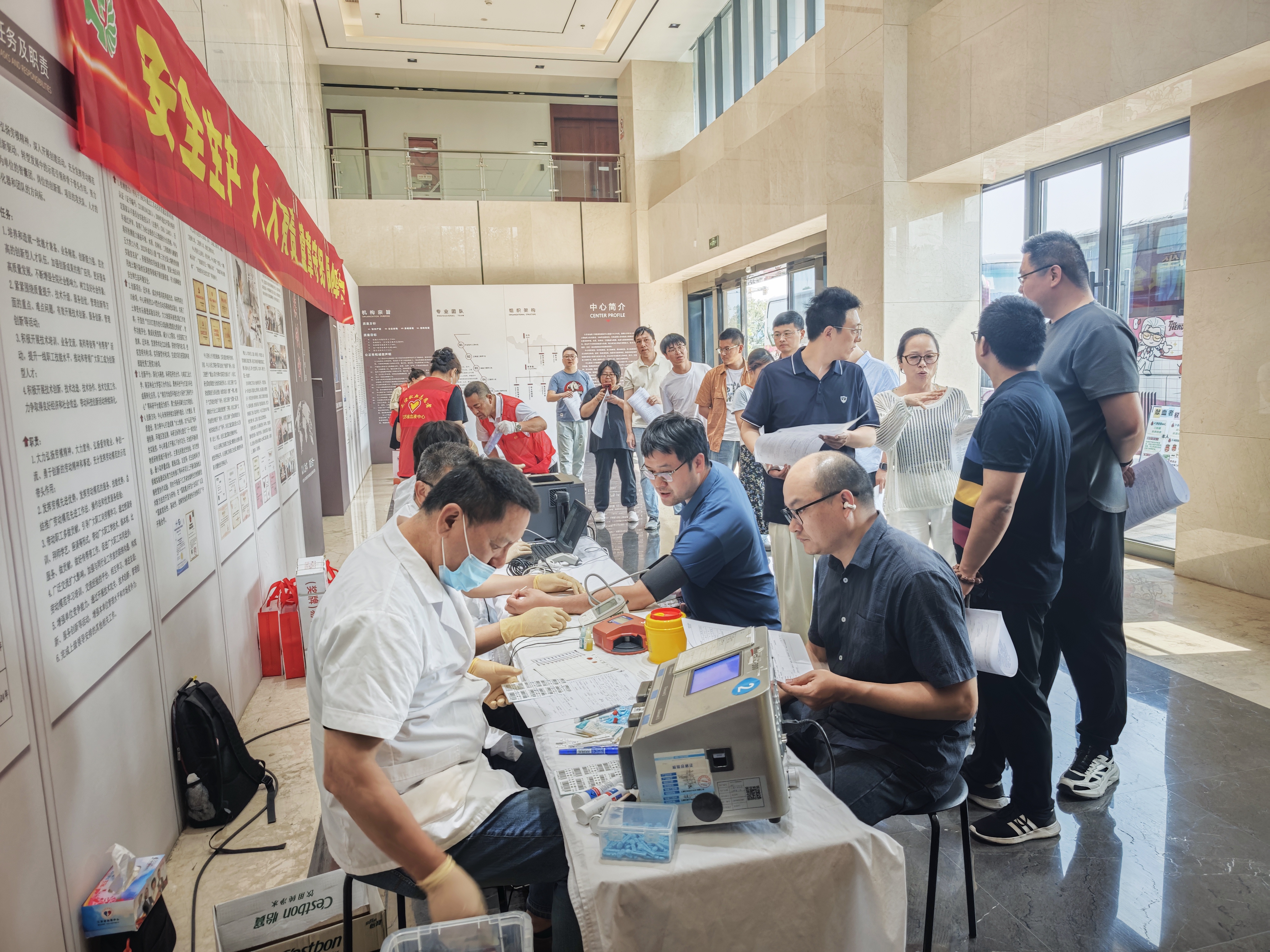 赤忱融热血 同心显担当 ——大队与环境地质队、矿产地质队联合开展义务献血活动