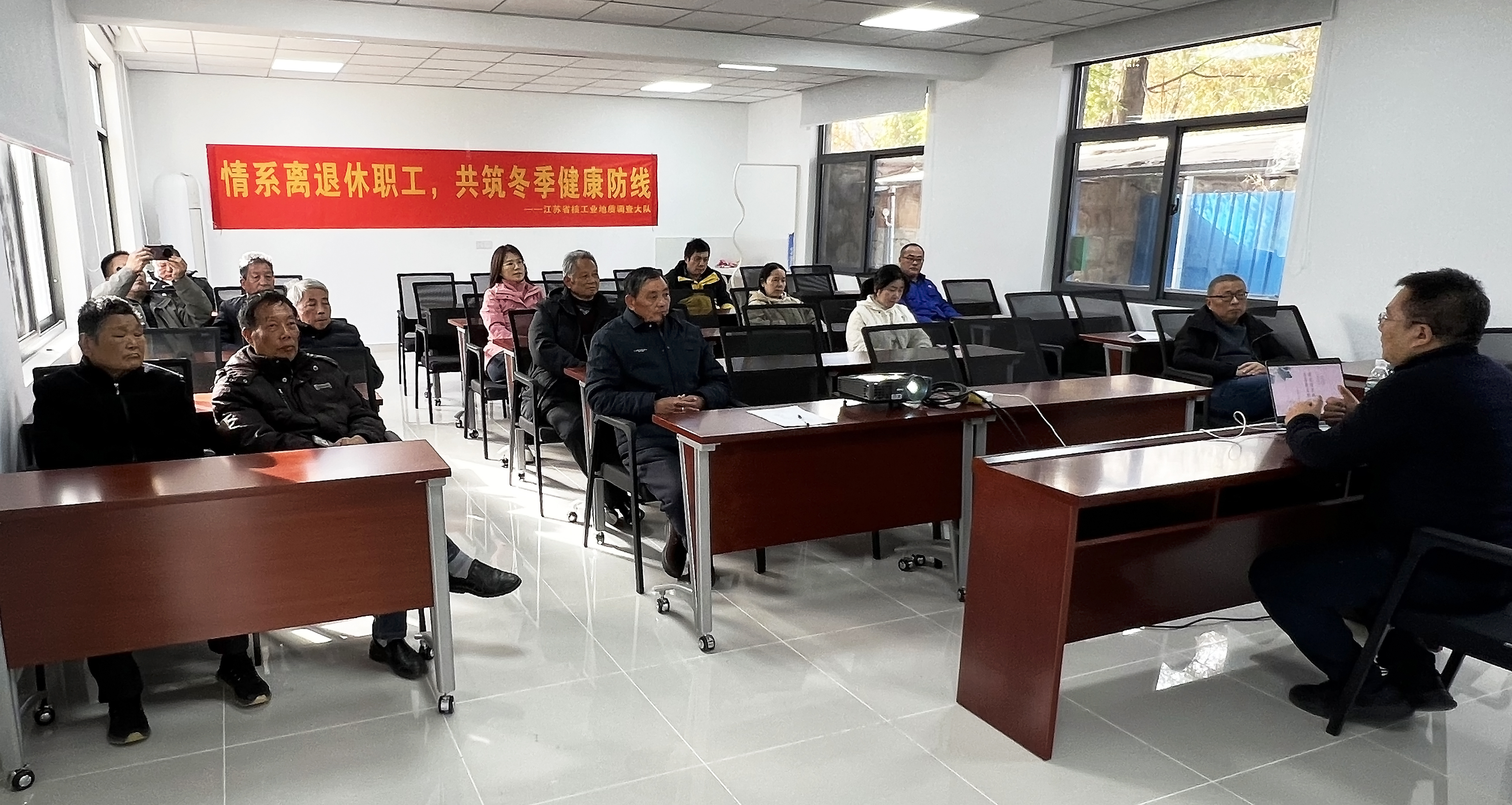 大队举办离退休老同志健康知识讲座